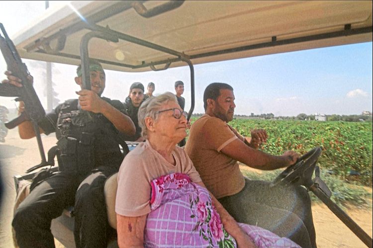 Yaffa Adar in Golfwagen mit bewaffneten Hamas-Kämpfern