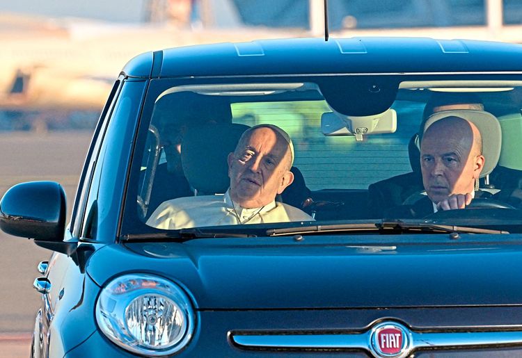 Der Papst in einem Fiat.