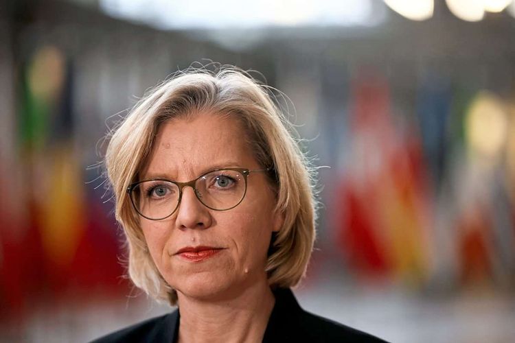 Österreichs Klimaschutzministerin Leonore Gewessler (Grüne) vor verschwommenen Hintergrund