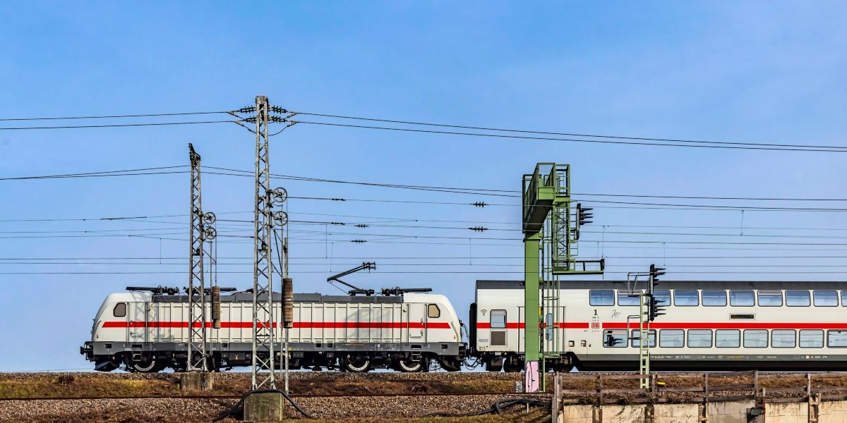 Deutsche-Bahn-Mitarbeiter stürzt bei Streit mit Gast aus fahrendem Zug