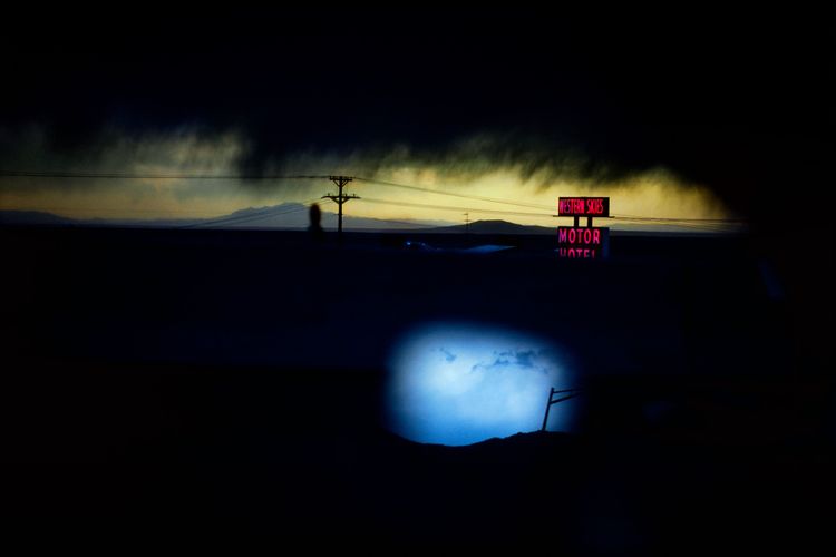 Western Skies Motel, Colorado 1978: 26 Jahre später zeigte sich Ernst Haas immer noch fasziniert vom Wechselspiel zwischen Licht und Schatten unter dem weiten, nordamerikanischen Himmel. Im Dunkel erstrahlt der rote Schriftzug des Western Skies Motels in Colorado.