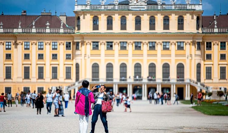 Nicht nur beliebtes Fotomotiv, sondern auch begehrter Drehort: Das Schloss Schönbrunn diente unlängst als Kulisse für die Serie 