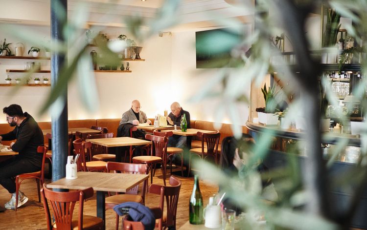 Das Ambiente sagt Wiener Café-Restaurant der Jahrtausendwende, das Essen hingegen zelebriert Tel-Aviv-Style-Hummus in köstlichen Varianten.