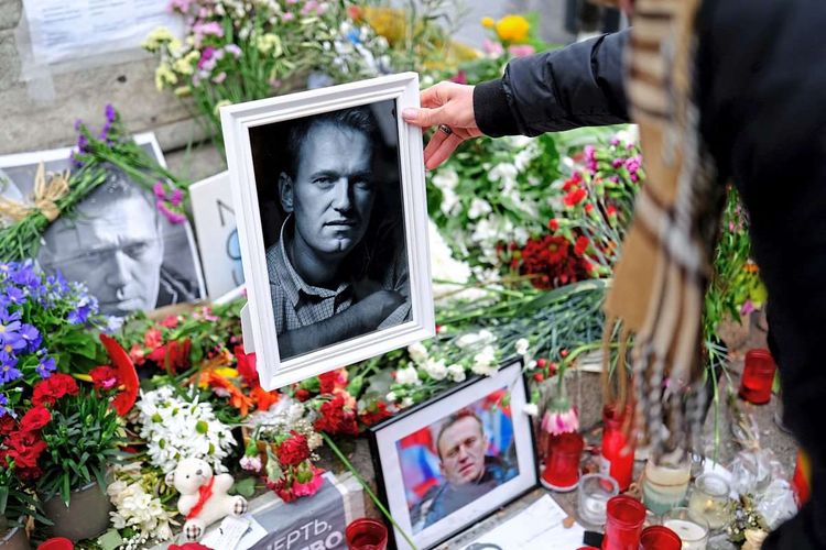 Auch am Wochenende legten Menschen Blumen für Nawalny nieder.