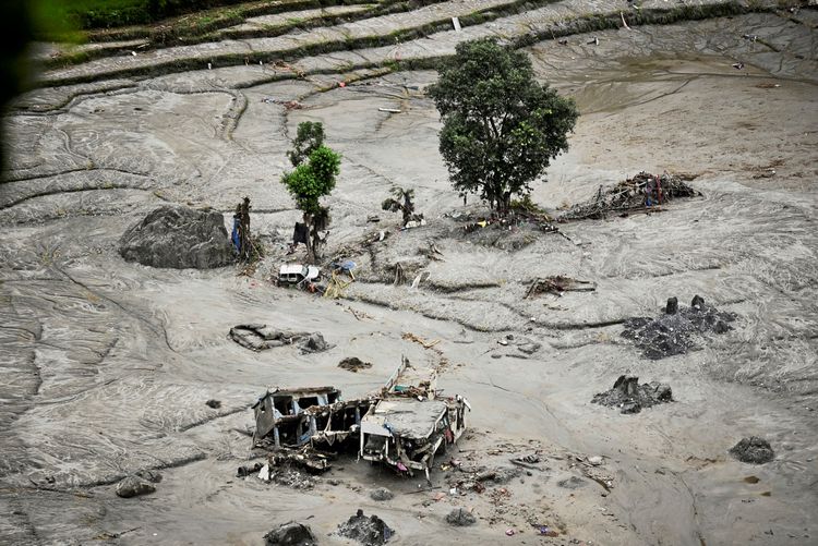 Eine Luftaufnahme zeigt zerstörte Gebäude und ein von Schlamm bedecktes Auto in der Nähe des Trishuli-Flusses nach tödlichen Sturzfluten und einem Erdrutsch in Betrawati Bazaar, Rasuwa-Distrikt, Nepal. Bäume und Schlamm prägen die Landschaft. (30. August 2026)