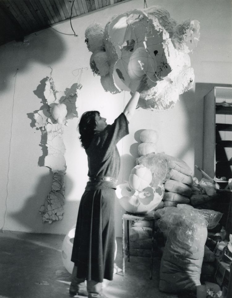 Maria Bartuszová in ihrem Atelier mit Skulpturen