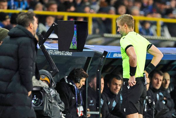 Mehr-Macht-f-r-VAR-bei-Zeitspiel-Eckball-und-Gelben-Karten