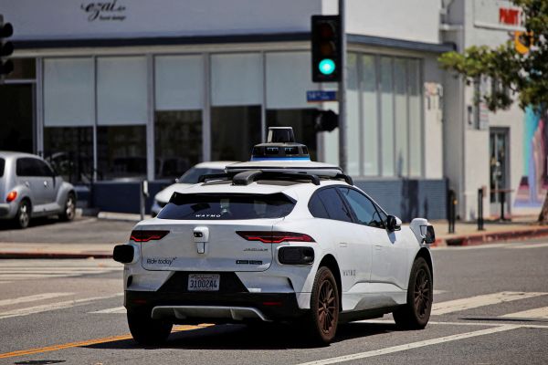 Waymo-schickt-selbstfahrende-Taxis-in-drei-US-Metropolen-auf-die-Autobahn