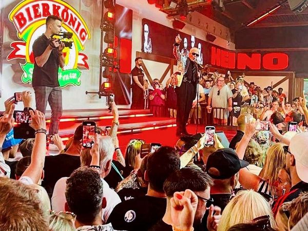 -Saufen-lieben-singen-k-mpfen-Der-Ballermann-kommt-als-Musical