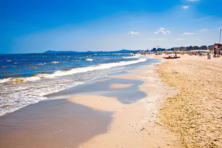 Strand von Rimini: Mit dem Nightjet können beliebte Ferienorte leichter erreichbar werden.