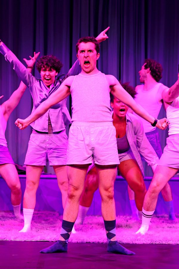 In-Juices-am-Schauspielhaus-Wien-am-Kronleuchter-schwingen
