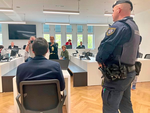 Prozess-gegen-psychotischen-Geh-rlosen-der-mit-Messer-auf-die-Wega-traf