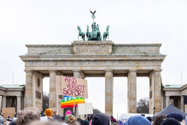 Demonstrierende vor dem Brandenburger Tor