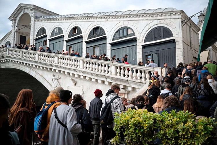 Touristen auf und vor der Rialtobrücke in Venedig