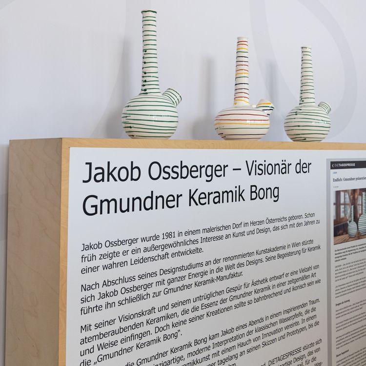 Ein Infoschild zur Ausstellung der Gmundner Bongs.