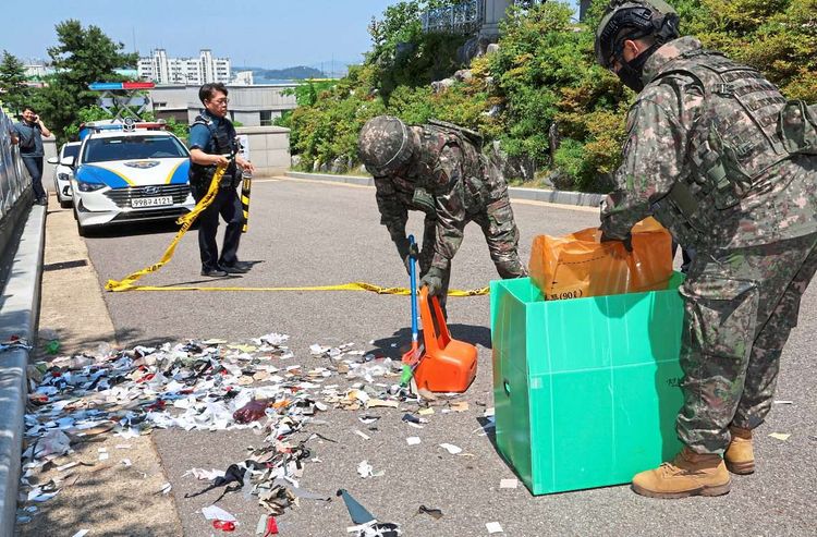 Südkoreanische Streitkräfte sammeln den Müll in Seoul ein
