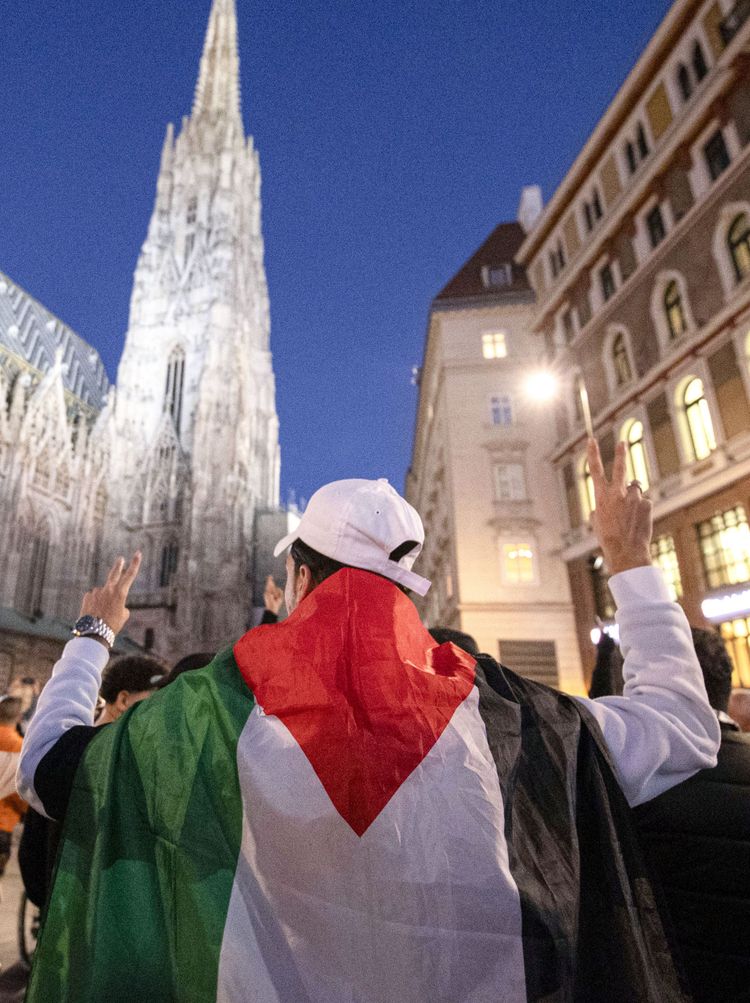 Ein Demonstrant mit Palästinaflagge in der Wiener Innenstadt im Oktober 2023