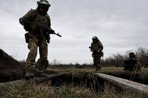 Treibstofflager-in-russischem-Ostseehafen-nach-Drohnenangriff-in-Flammen