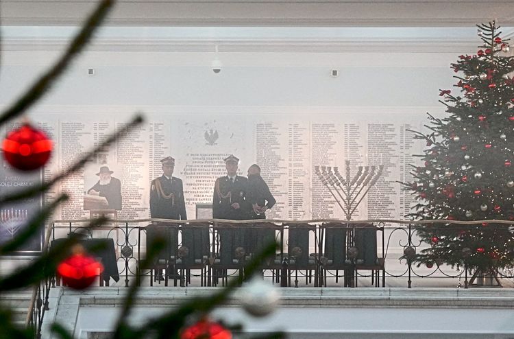 Wachleute stehen im polnischen Parlamentsgebäude vor dem Chanukka-Leuchter