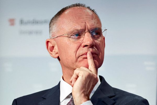 Eine-Spionagegeschichte-die-zu-wenig-interessiert