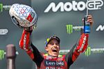 Nächster MotoGP-Sieg für Márquez, gesperrter Bezzecchi entschuldigte sich Der WM-Führende hatte nach einem Sturz am Samstag einen Streckenposten geschlagen, den er mittlerweile um Vergebung bat. Sein Vorsprung auf Jorge Martin schrumpfte auf acht Punkte