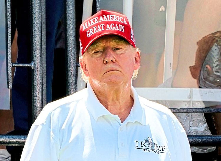 Donald Trump mit roter Kappe und weißem Golfshirt