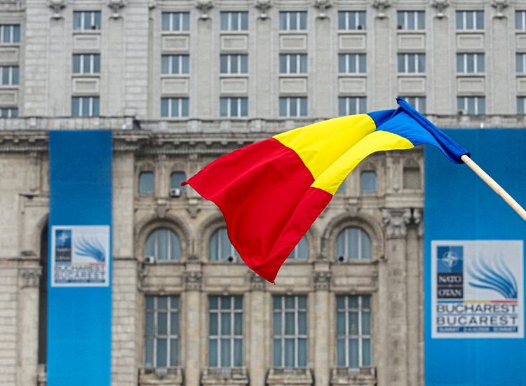 Rumänische Flagge vor Parlamentspalast