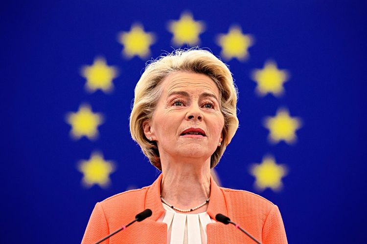 Ursula von der Leyen vor der EU-Flagge.