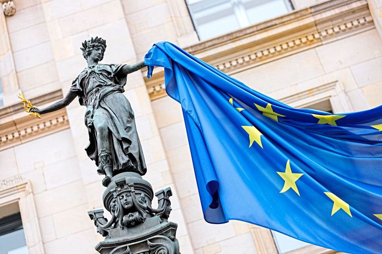 Eine Statue mit EU-Flagge