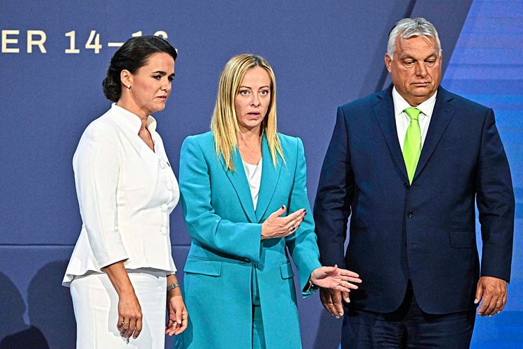 Novak, Meloni, Orban auf der Bühne.
