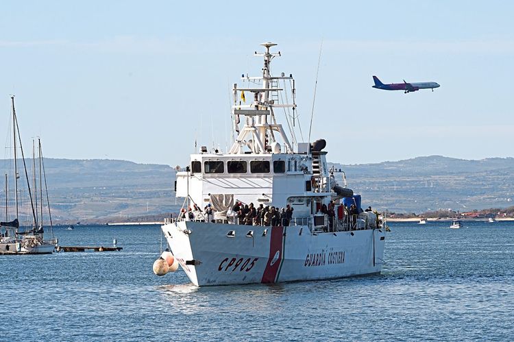 Ein Schiff der italienischen Küstenwache bringt Migranten nach Sizilien.