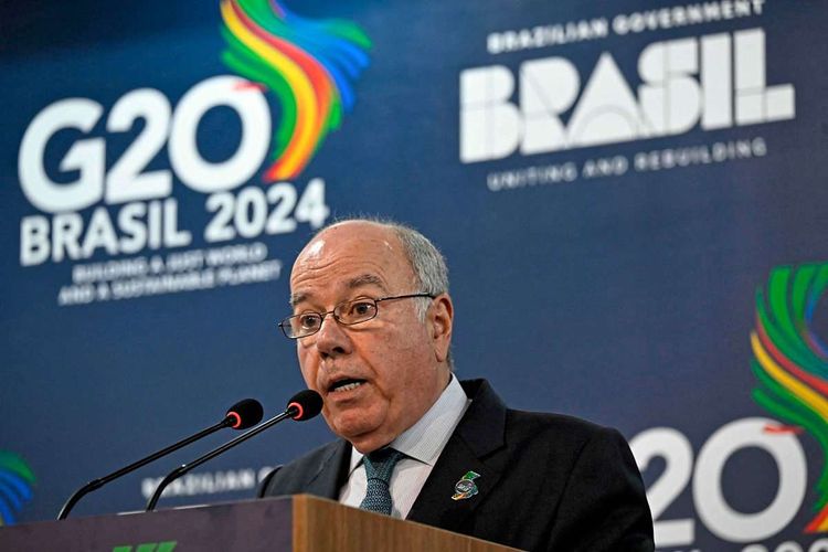 Brasiliens Außenminister Mauro Vieira an Podium