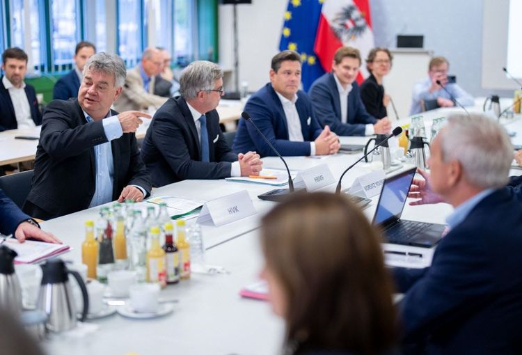Ein Verhandlungstisch, Minister Werner Kogler im Zentrum