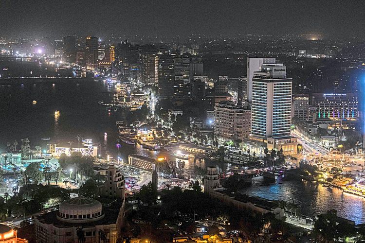 Lichtverschmutzung, Blick auf Kairo bei Nacht, Hochhäuser und Straßen sind bis an den Horizont erleuchtet.