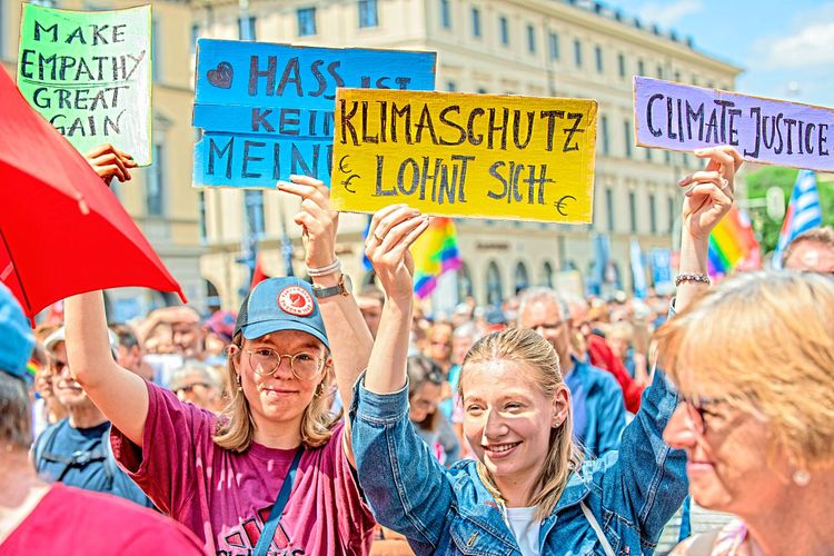 Klimaschutz: Proteste und Demonstrationen, junge Frauen halten Schilder u.a. mit 