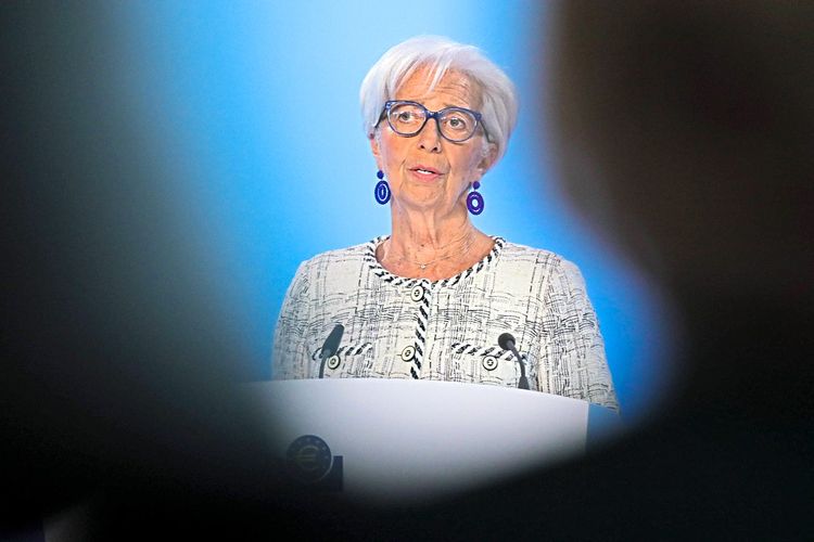 Christine Lagarde, Chefin der Europäischen Zentralbank. Sie steht hinter einem Podium und beantwortet Fragen während einer Pressekonferenz.