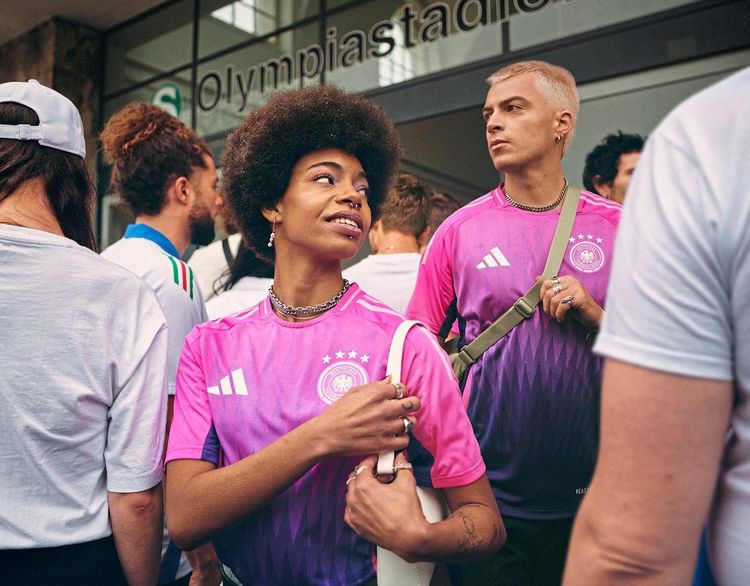 Pink mit Verlauf in die Farbe Violett: So spielt die deutsche Nationalmannschaft in Zukunft bei Auswärtsspielen auf.