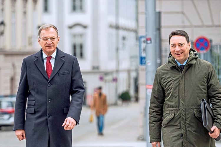 Oberösterreichs Landeshauptmann Thomas Stelzer und Stellvertreter Manfred Haimbuchner gehen auf dem Gehsteig.