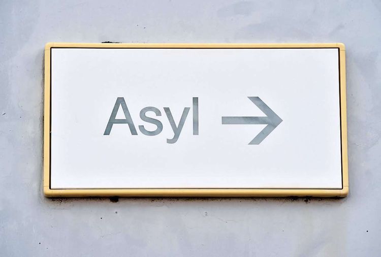 Ein Schild mit der Aufschrift Asyl.
