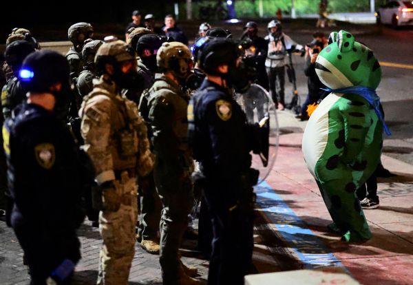 Portland-Trumps-Polizisten-spr-hten-Pfefferspray-in-Atemloch-von-Frosch-Kost-m