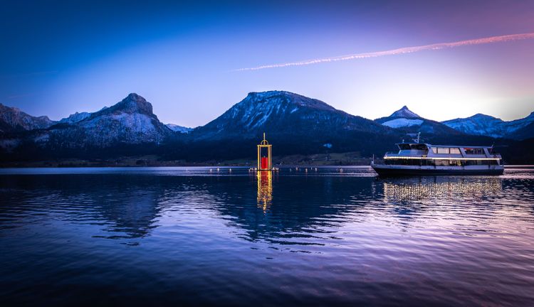 Ein Linienschiff passiert die 16 Meter hohe Advent-Laterne im Wolfgangsee