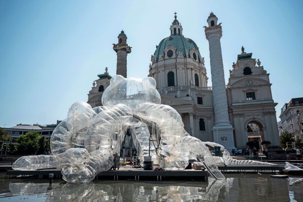 Johann-Strauss-Gedenkjahr-Ein-Oktopus-auf-dem-Karlsplatz
