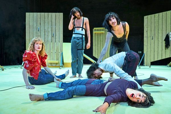 Niemand-bleibt-tot-in-Still-Not-Still-Hampeln-ins-Leere-ein-Witz