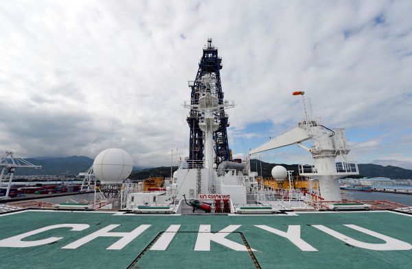 Tiefseebohrung-im-Japangraben-st-t-weiter-in-Erdbeben-und-Tsunamigeschichte-vor