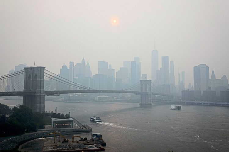 Die Stadt New York ist in ein bedrohliches Licht getaucht, die Luftqualität ist sichtbar schlecht. 