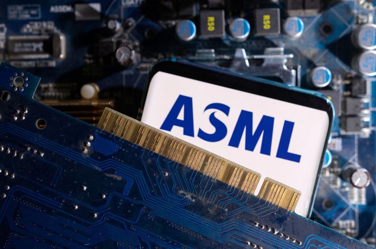 In einer Leiterplatte ist ein Chip eingearbeitet mit dem Logo von ASML.