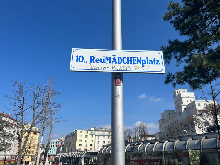 Schild Reumannplatz im zehnten Wiener Gemeindebezirk Favoriten, umgestaltet in 