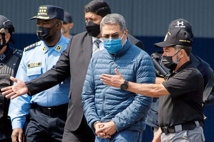 Juan Orlando Hernandez mit medizinischer Schutzmaske bei seiner Ankunft in den USA, Februar 2022.