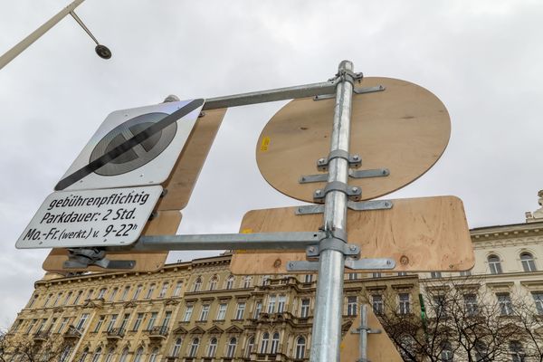 Wien-testet-Verkehrsschilder-aus-Holz