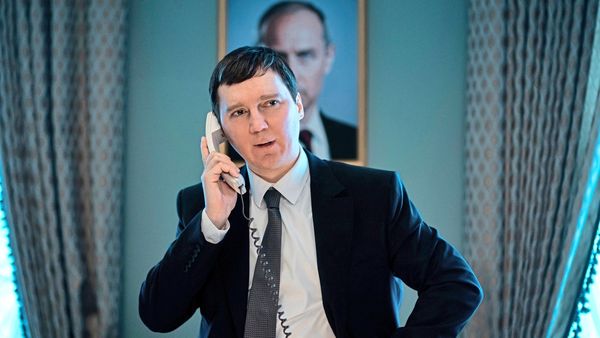 Bestseller-Verfilmung-Der-Magier-im-Kreml-Putins-zynischer-Milchbubi